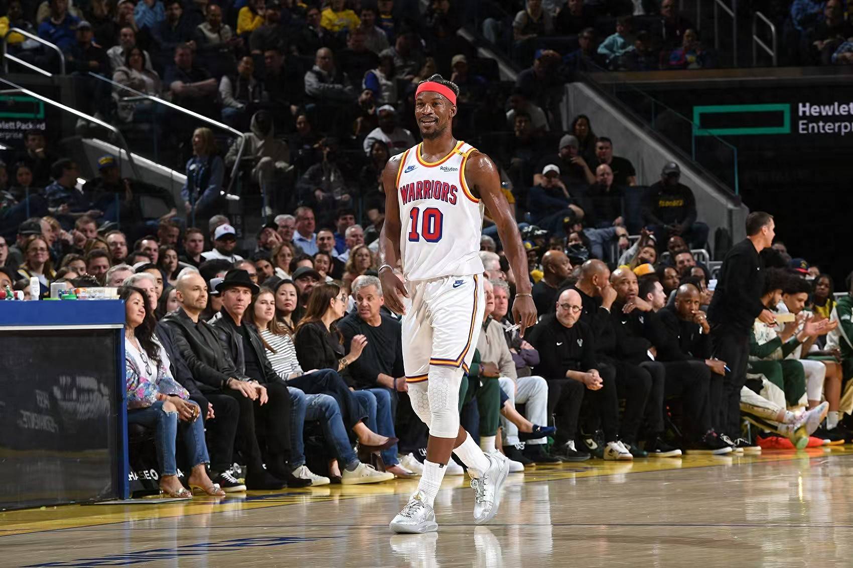 官方平台-巴特勒连续二十场比赛得分超过晋级下一阶段，老鹰不断突破！的简单介绍-官方平台