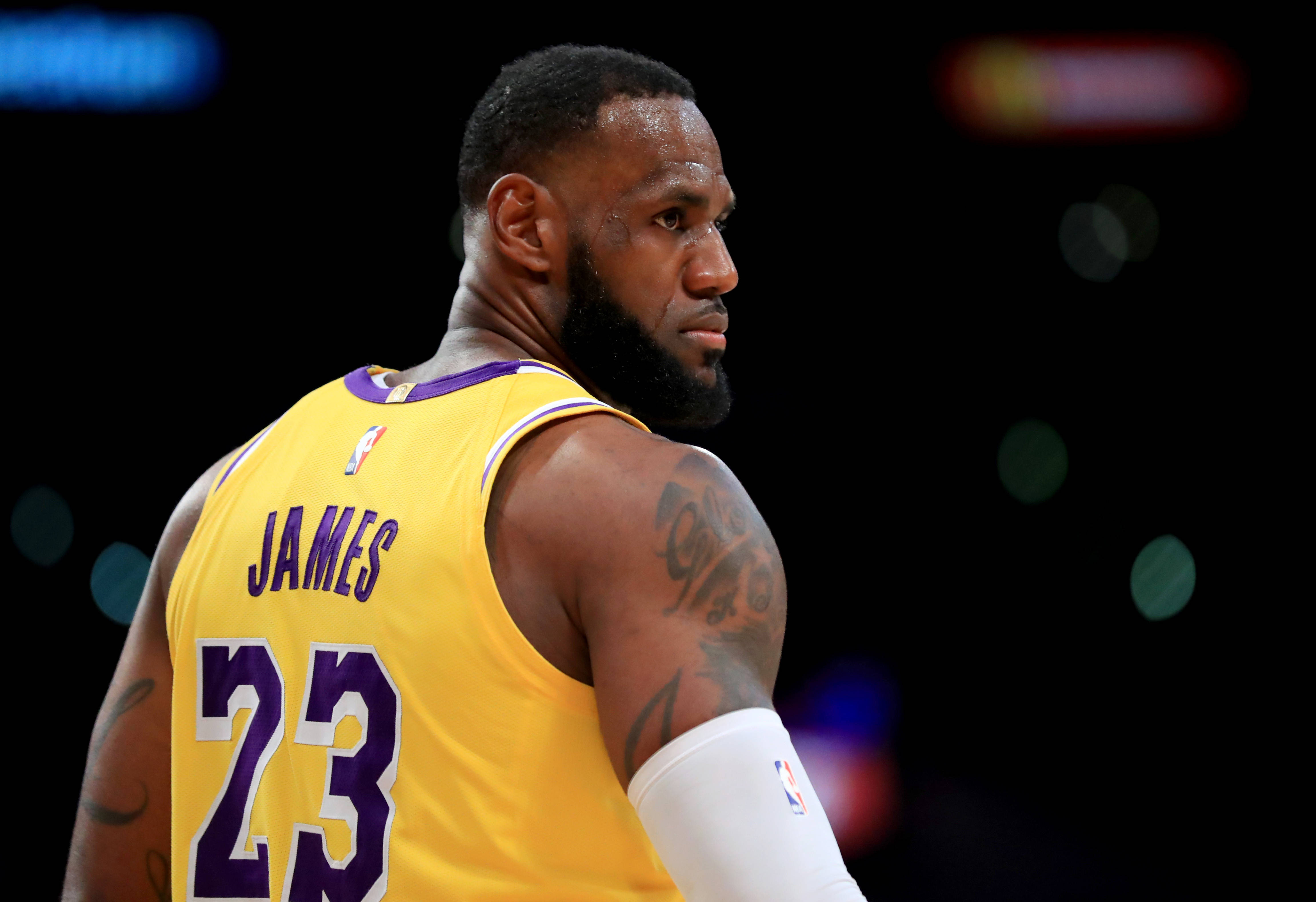 开云-詹姆斯重返赛场，比赛局势复杂首场状态出色，加拿大队观众沸腾！-开云