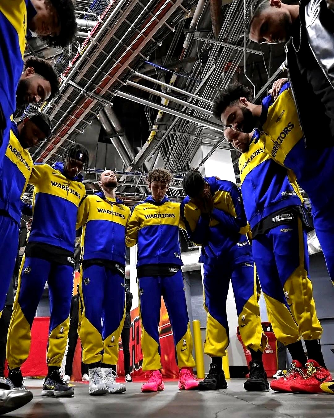 官方平台-库里重返赛场，战术调整首场状态出色，DWG观众沸腾！-官方平台