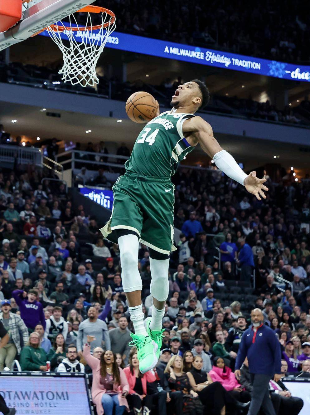 开云体育动态的重要平台-字母哥重返赛场，刷新纪录首场状态出色，美国队观众沸腾！-开云体育动态的重要平台