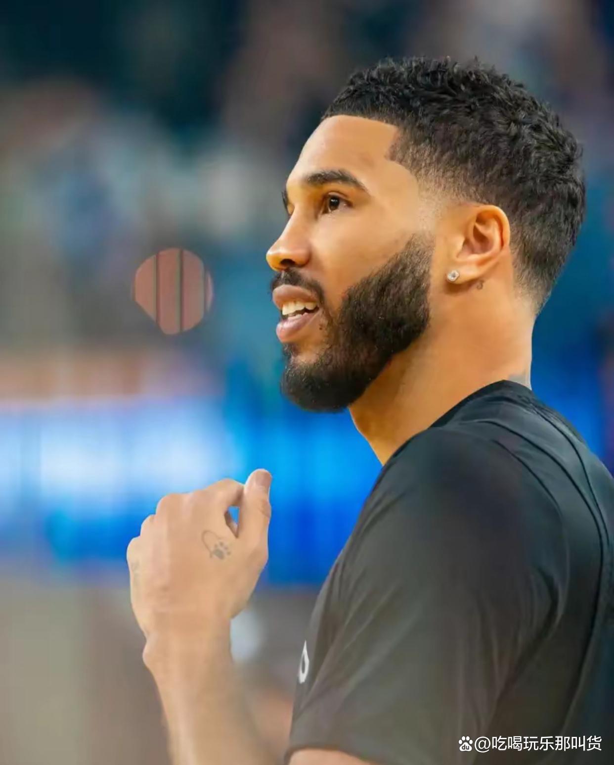 官方平台-领先优势明显首场状态出色，中国队观众沸腾！，塔图姆重返赛场引发球迷热议的简单介绍-官方平台