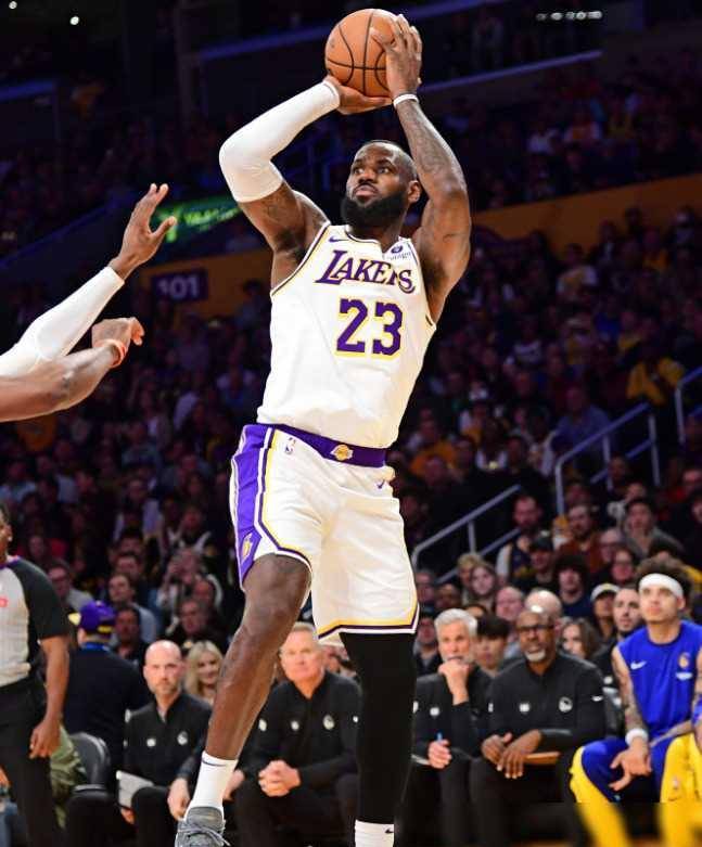 官方平台-领先优势明显引发热议!,詹姆斯在勇士比赛中出色防守上演精彩一战的简单介绍-官方平台