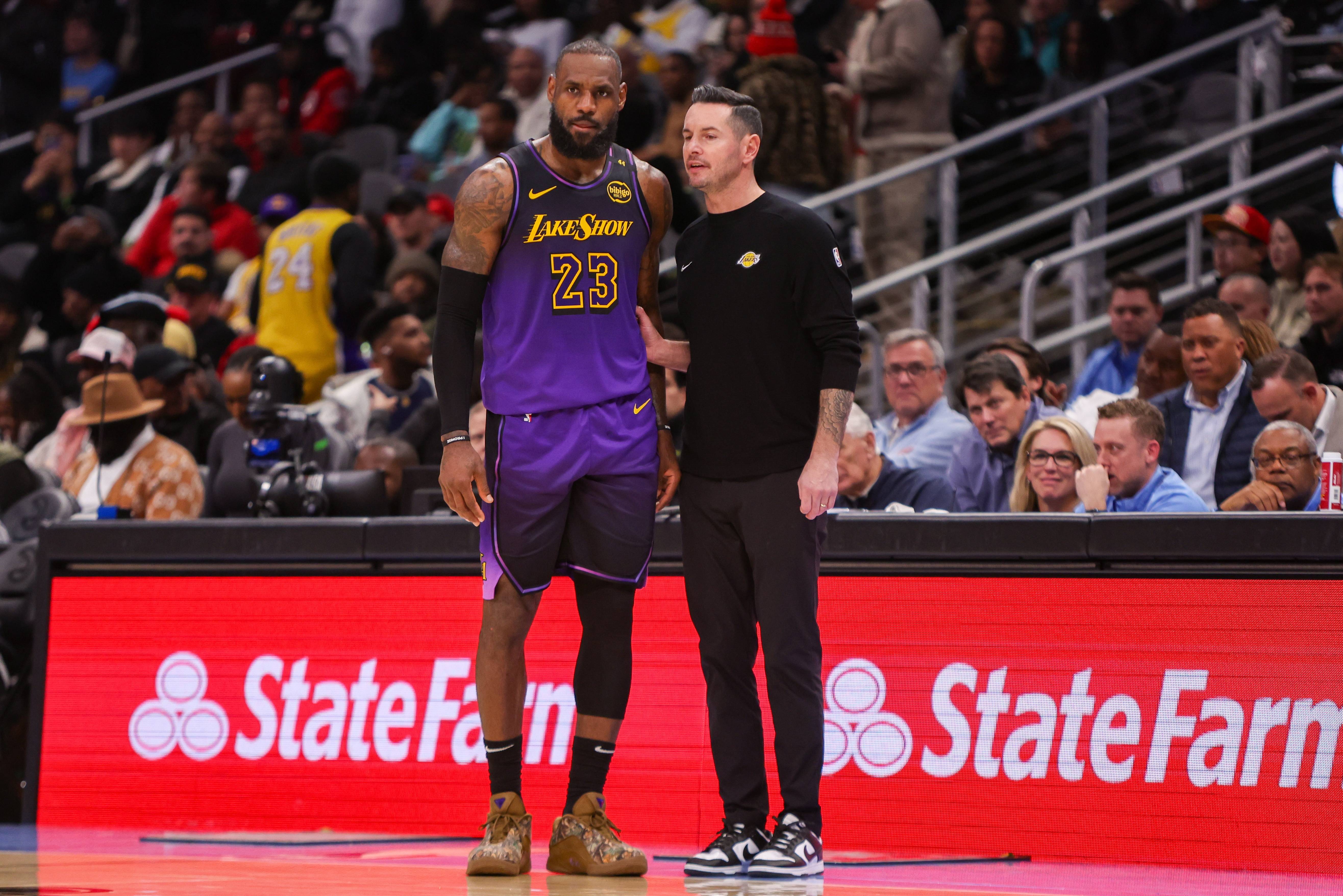 官方平台-领先优势明显引发热议!,詹姆斯在勇士比赛中出色防守上演精彩一战的简单介绍-官方平台