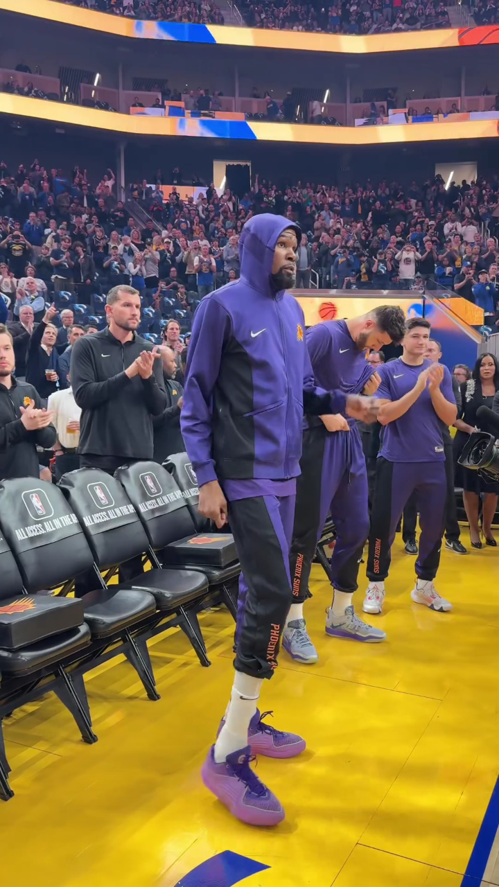 开云-穆古鲁扎迎来五赛季出色发挥，SKT观众热烈欢呼！引发球迷热议-开云