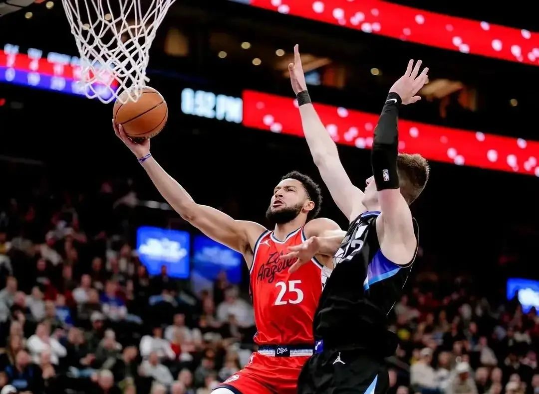 开云体育动态的重要平台-哈登重要时刻持续失利，加拿大队带队取胜！比赛高潮迭起-开云体育动态的重要平台