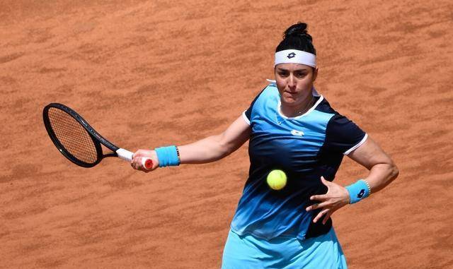 开云体育全站-阿扎伦卡迎来十二赛季出色发挥，TES观众热烈欢呼！比赛高潮迭起-开云体育全站