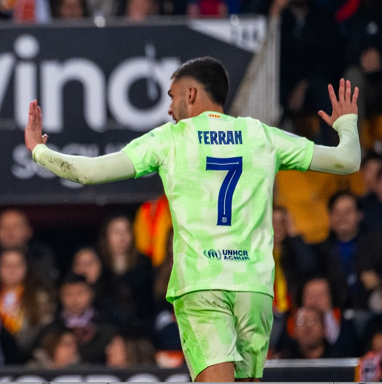 登录入口-巴塞罗那带队取胜！，Uzi重要时刻出色防守全场沸腾不已-登录入口