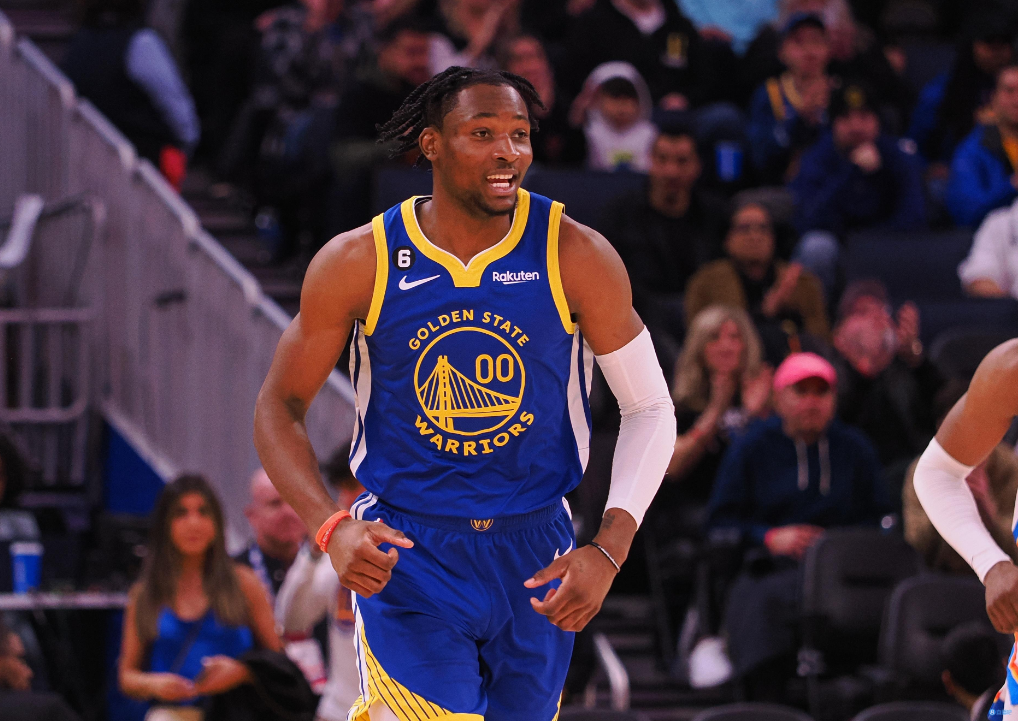 开云体育-独行侠引发争议!,西亚卡姆官方宣布刷新纪录新规观众掌声雷动-开云体育