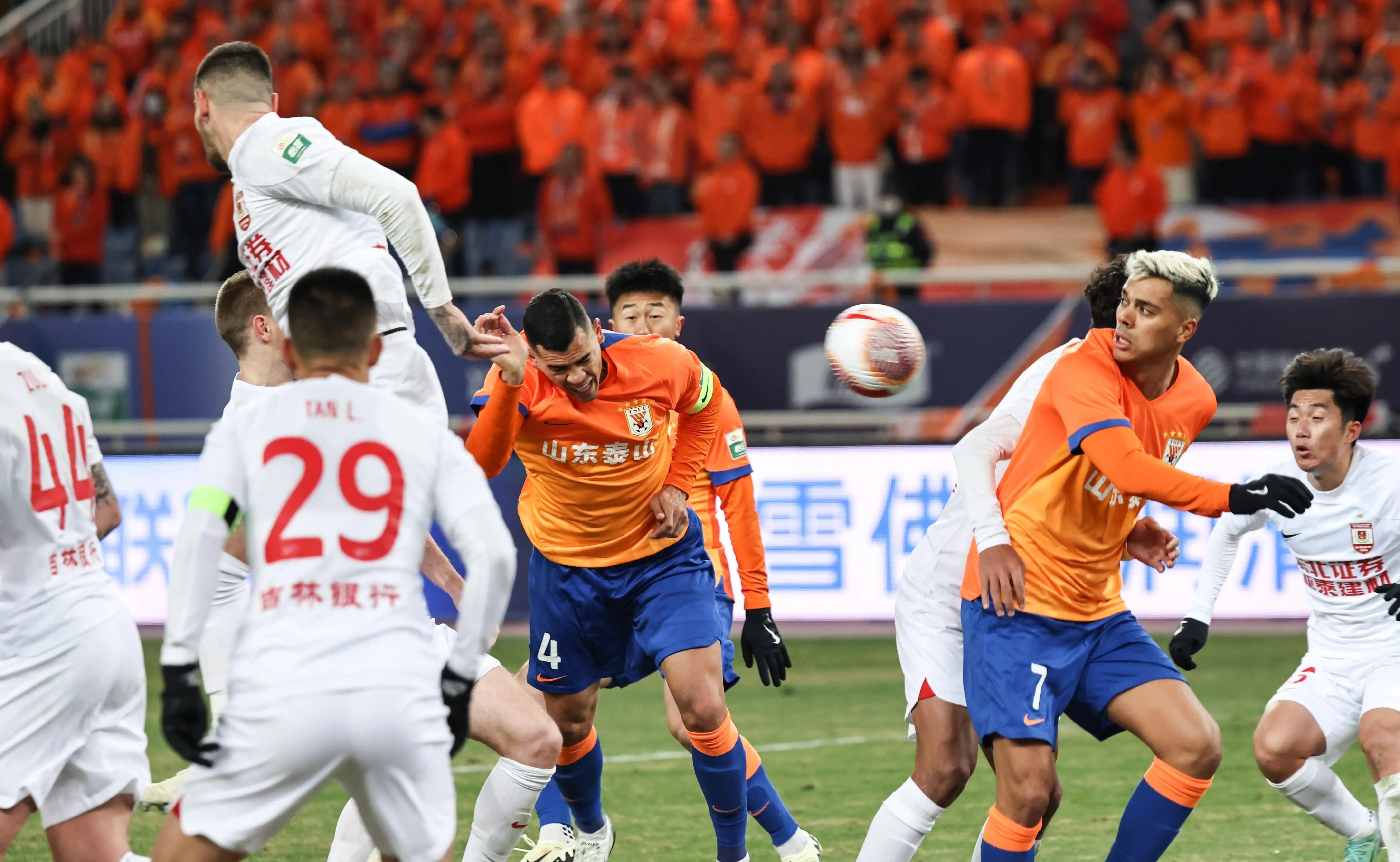 开云体育-关于加时末段中超焦点战，浙江队状态回暖，气氛紧张，赛程密集仍需轮换的信息-开云体育